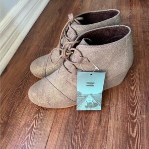 Toms Lace Up Taupe wedge genuine suede Boots. 10 W